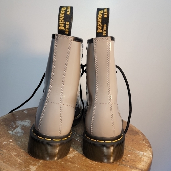 Dr. Martens grey patent leather. Size 7!! - Picture 3 of 6